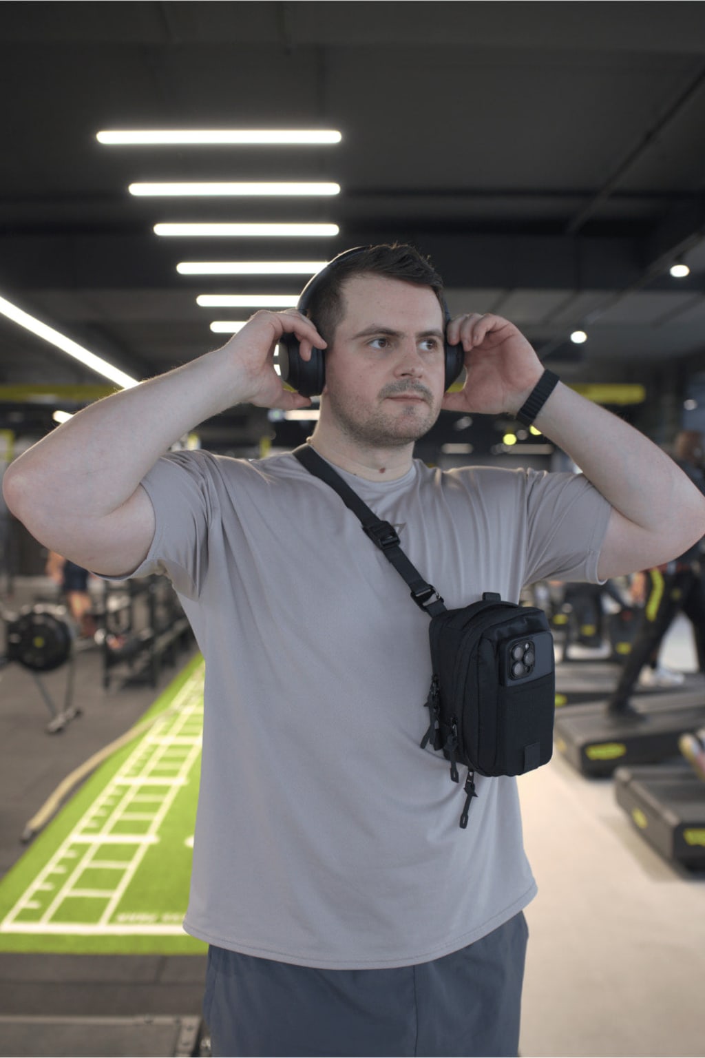 Enivan Magnetic Gym Bag with Phone Pocket - Water-Repellent & Ultra-Lightweight