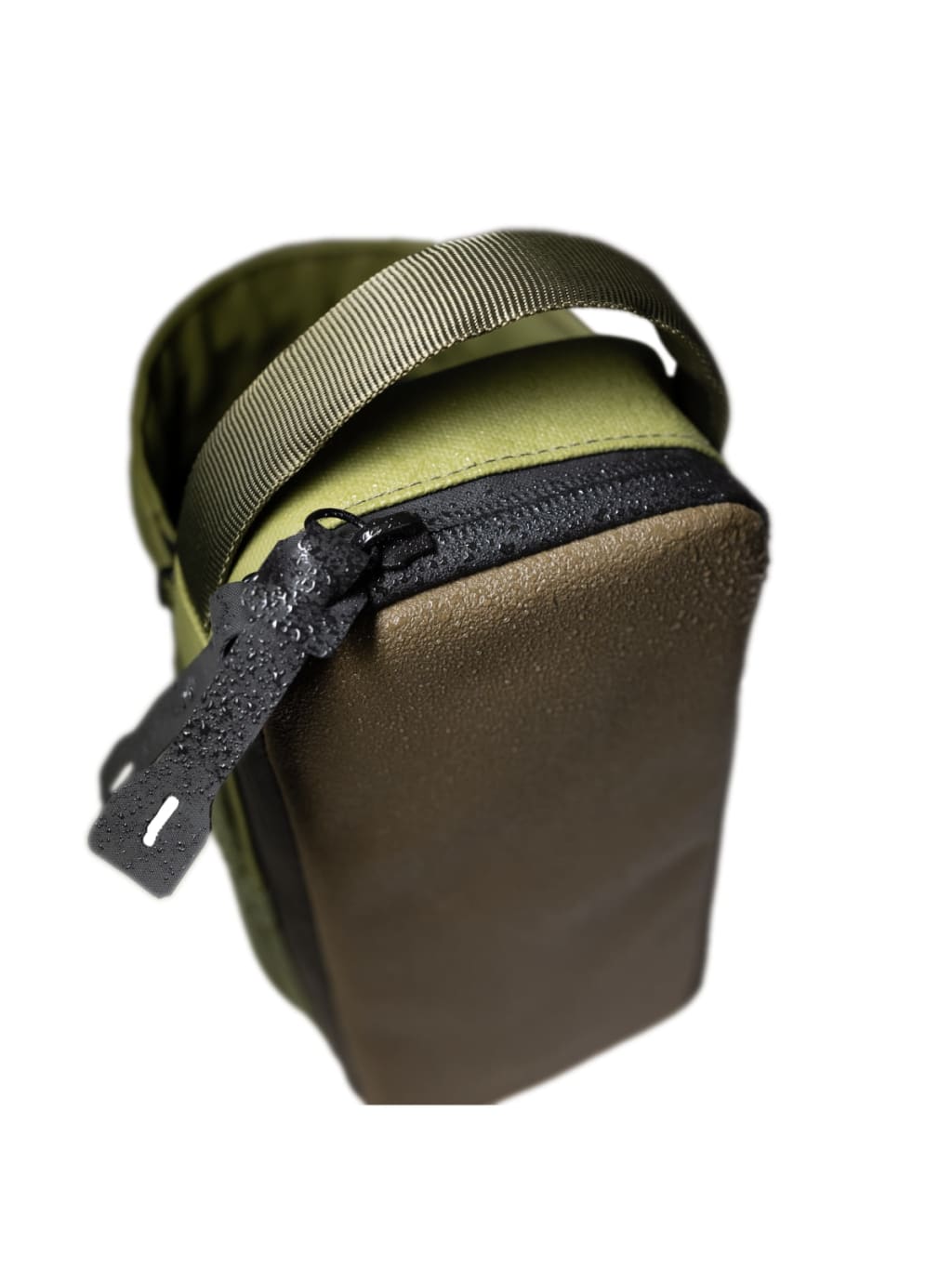 Enivan Green Magnetic Gym Bag with Bottle Holder - Water-Repellent & Ultra-Lightweight