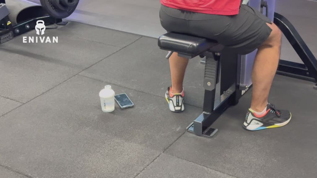 Enivan Magnetic Gym Bag with Phone Pocket - Water-Repellent & Ultra-Lightweight