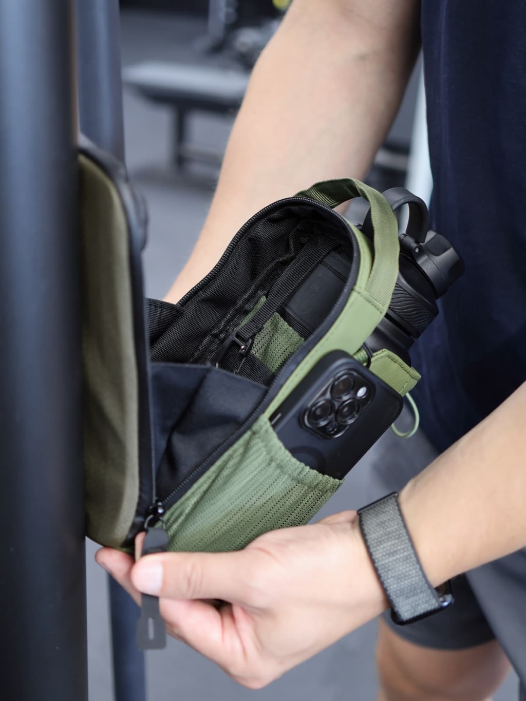 Enivan Green Magnetic Gym Bag with Bottle Holder - Water-Repellent & Ultra-Lightweight